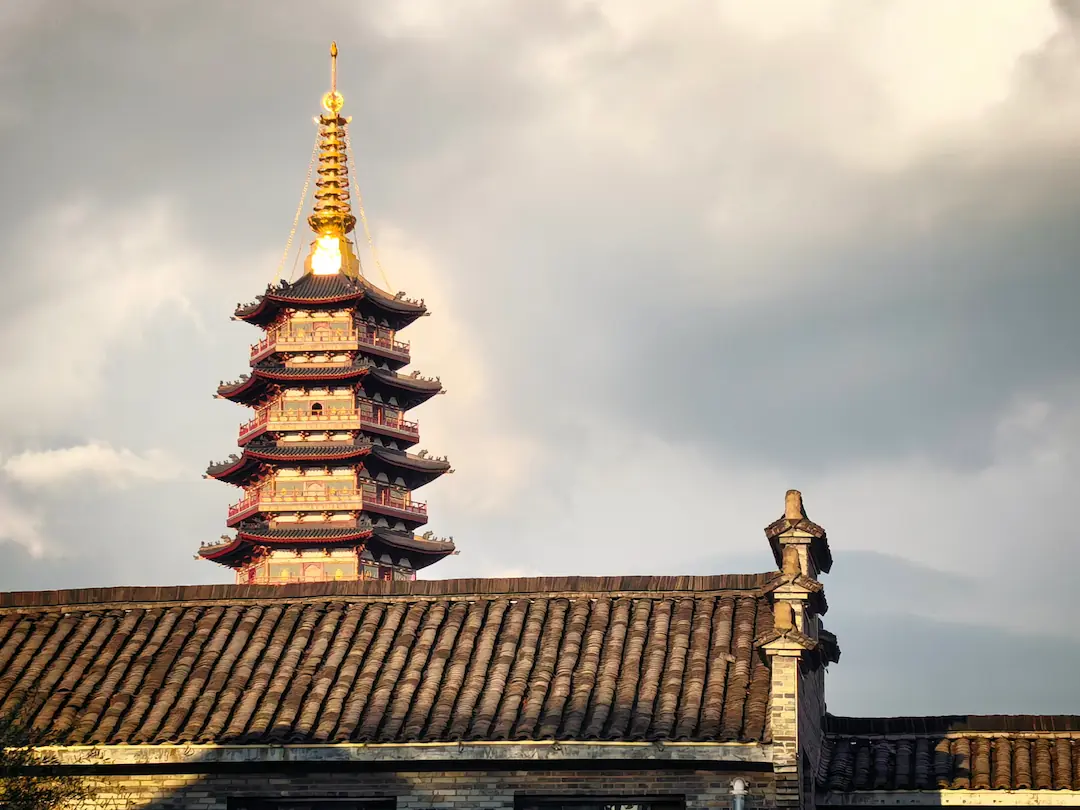 屋脊瓦顶同框万佛塔