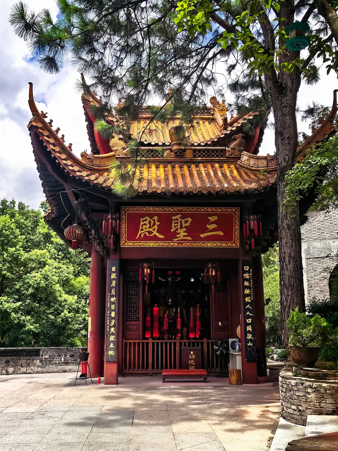 三圣殿与古松