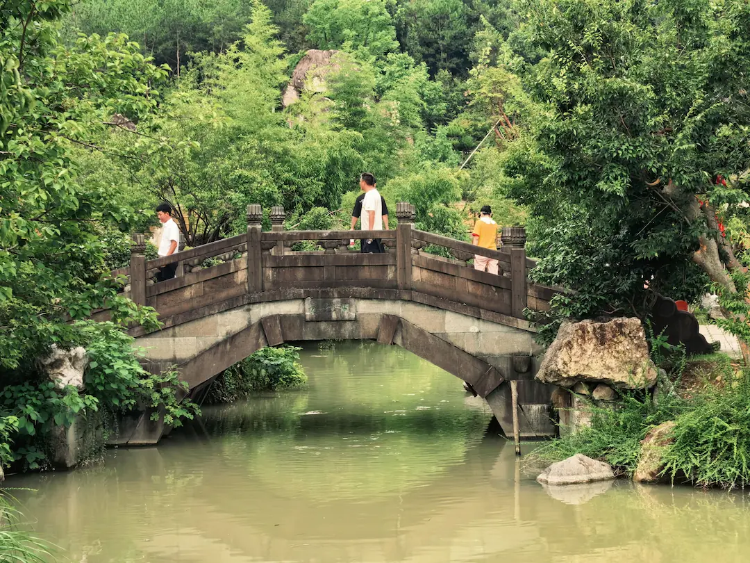石拱桥与静谧池水