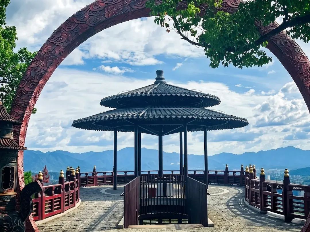 观景亭与远山