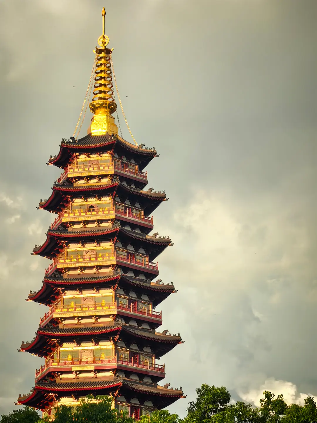万佛塔楼阁与落日逆光