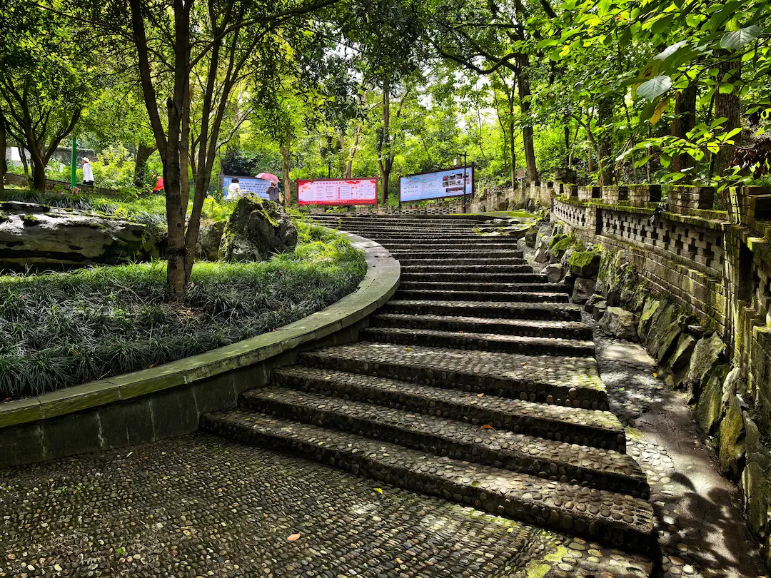 山门卵石步道