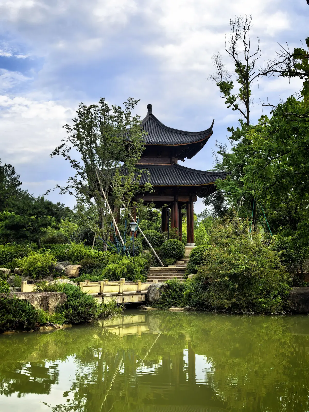 雨后双林寺古亭与绿意
